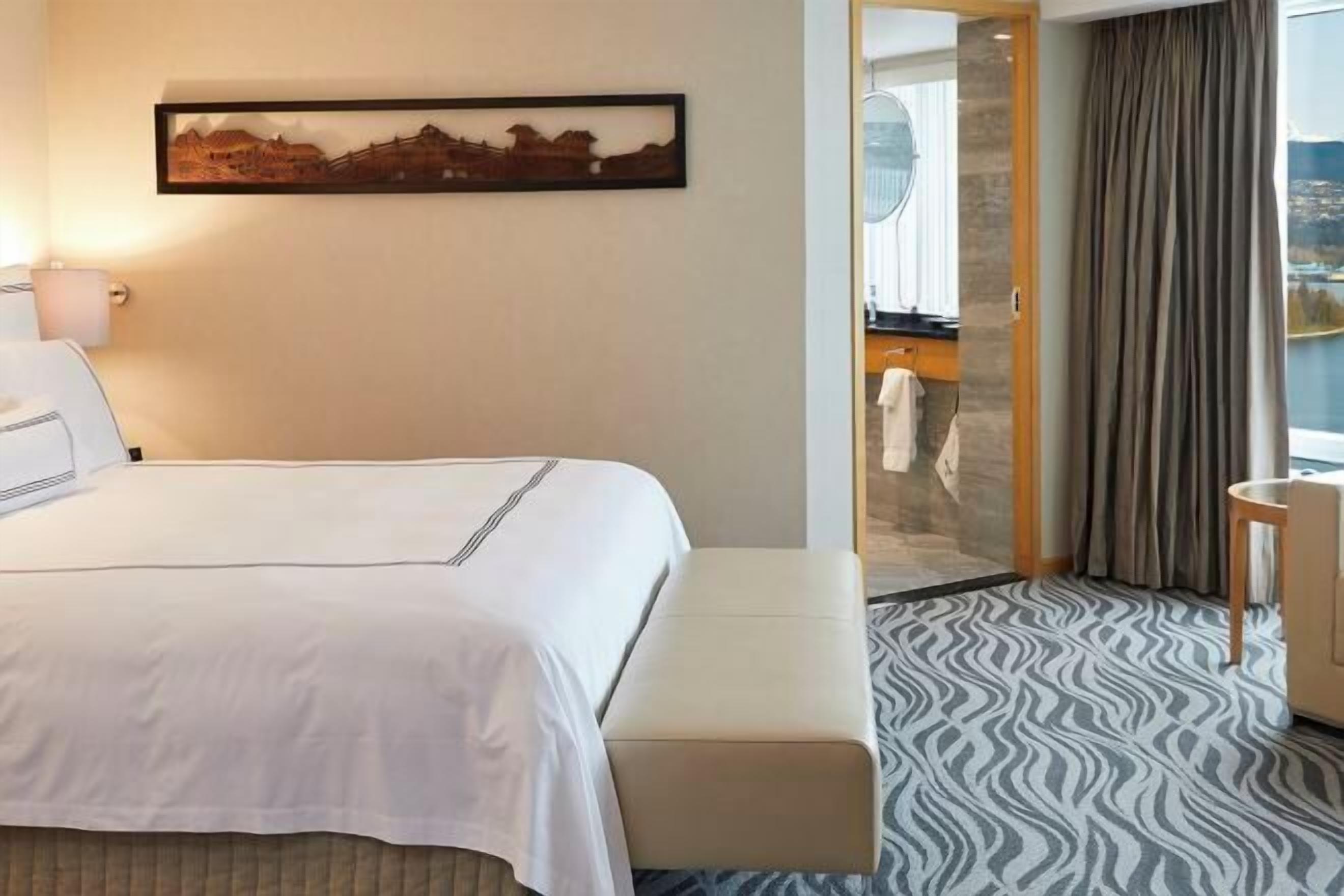 Hochwertige Bettwaren, Daunenbettdecken, Pillowtop-Betten, Zimmersafe