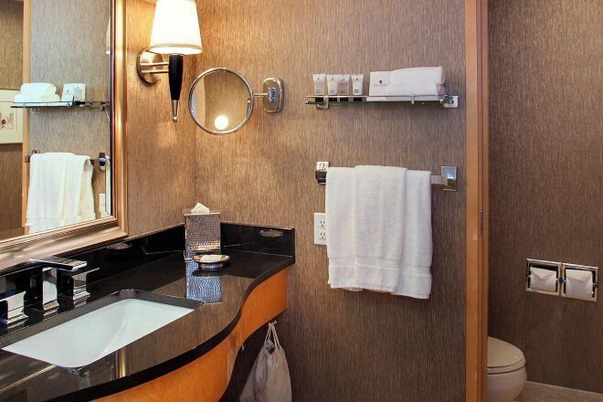 Baño | Amenidades de baño de diseñador, secadora de cabello, batas, toallas 