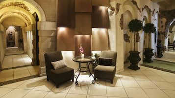 Couples treatment room(s), hot tub, steam room, body treatments
