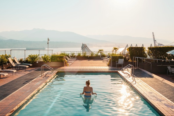 Outdoor pool, open 8:00 AM to 9:00 PM, sun loungers