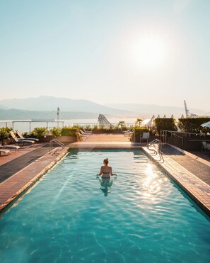 Piscina externa, funciona das 8h às 21h, espreguiçadeiras