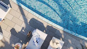 2 piscinas al aire libre, camas de piscina con cargo, sombrillas