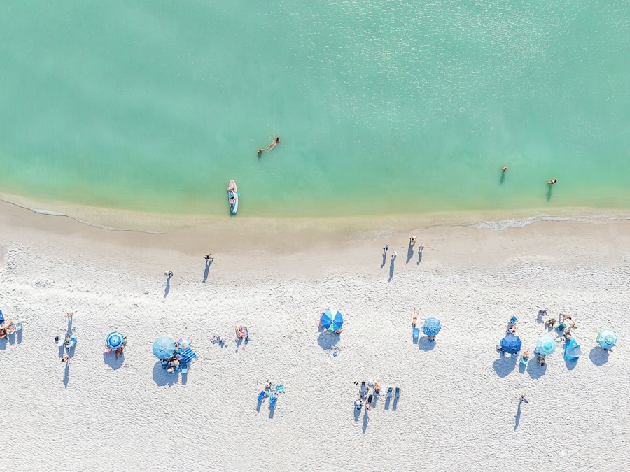 Na praia, areia branca, espreguiçadeiras, guarda-sóis