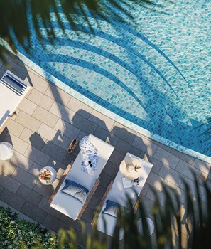 Plage, sable blanc, chaises longues, parasols