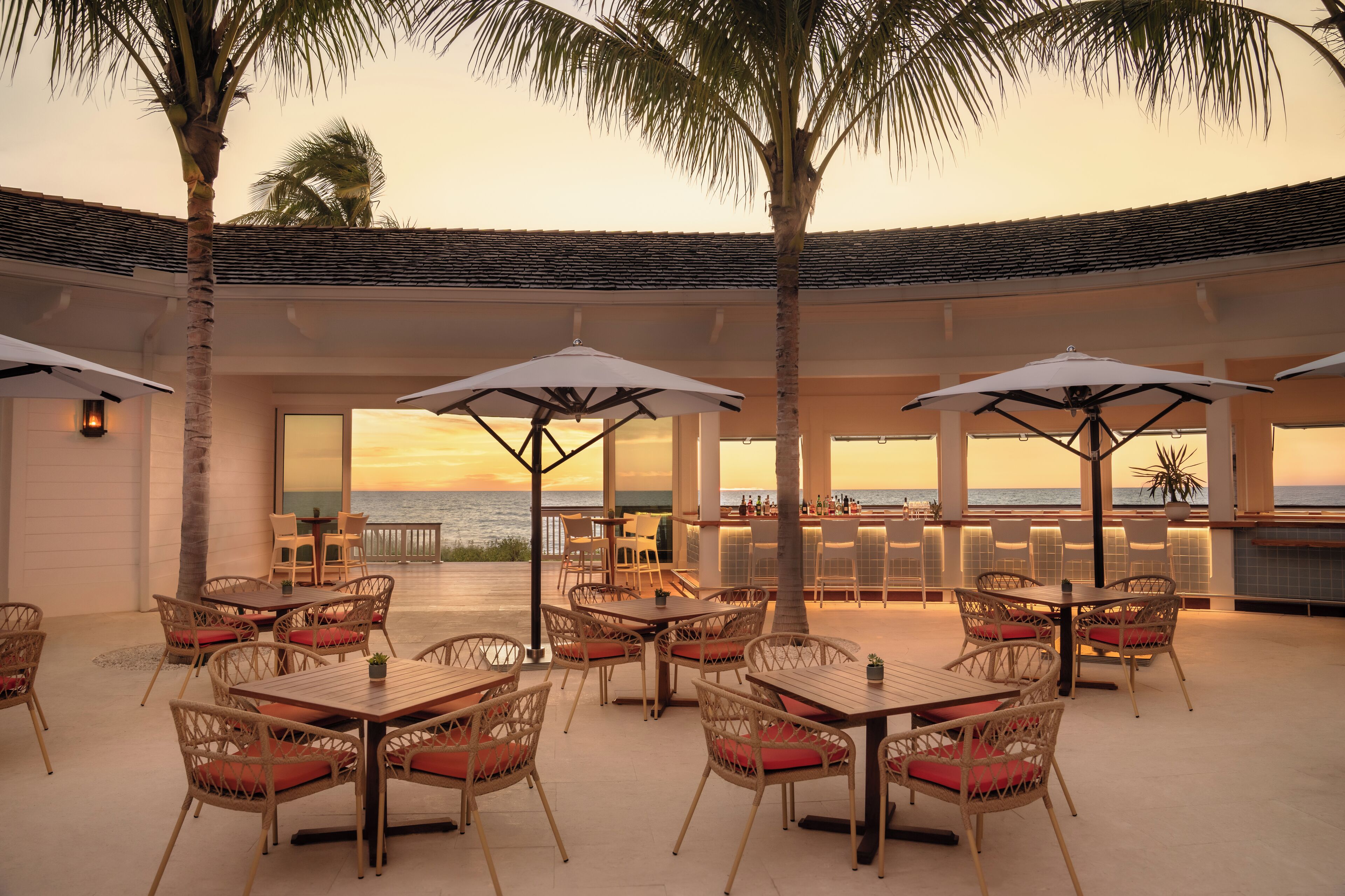 2 restaurantes, se sirve desayuno 