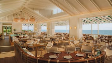 2 restaurants, breakfast served