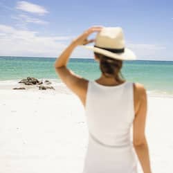 Trên bãi biển, cát trắng, ghế dài tắm nắng, dù trên bãi biển