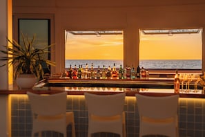 2 restaurantes; se sirven desayunos, comidas y cenas