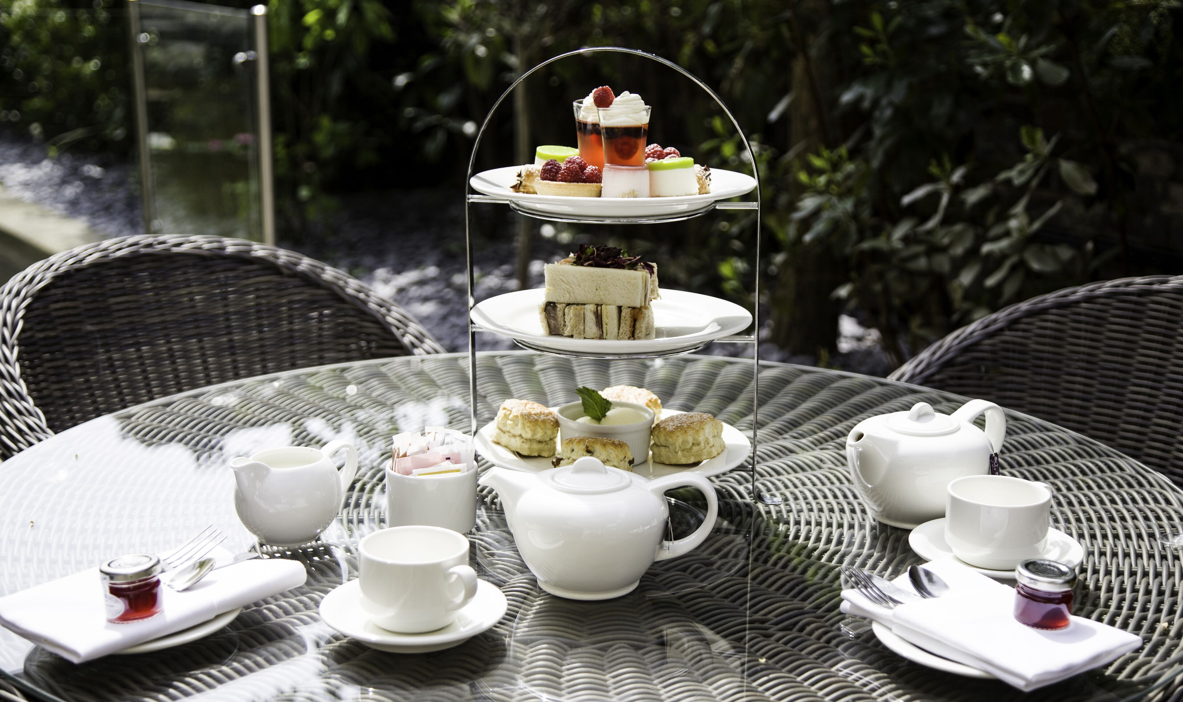 Phục vụ bữa sáng, bữa trưa, bữa tối, món ăn mang phong cách quốc tế 