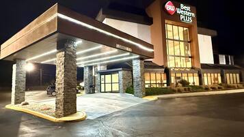 Fassade der Unterkunft – Abend/Nacht