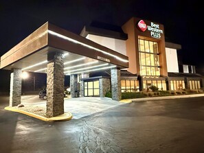 Front of property – evening/night - Best Western Plus Indianapolis North at Pyramids (Indianapolis)