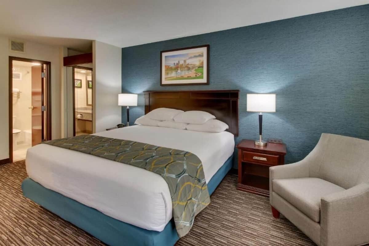 Työpöytä, pimennysverhot, silitysrauta/-lauta, Wi-Fi