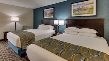 Skrivebord, blendingsgardiner og strykejern/-brett