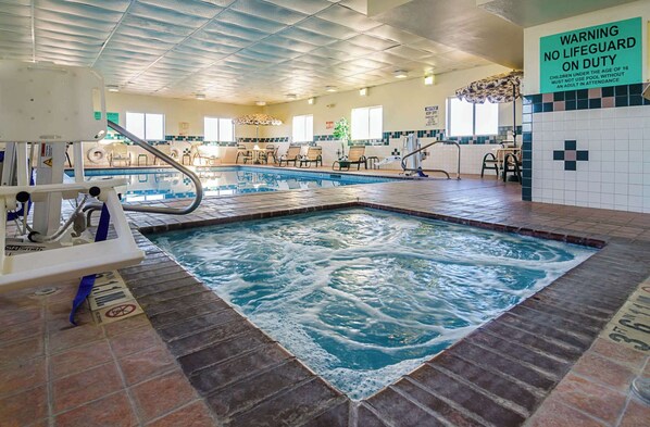 Una piscina techada, sillones reclinables de piscina