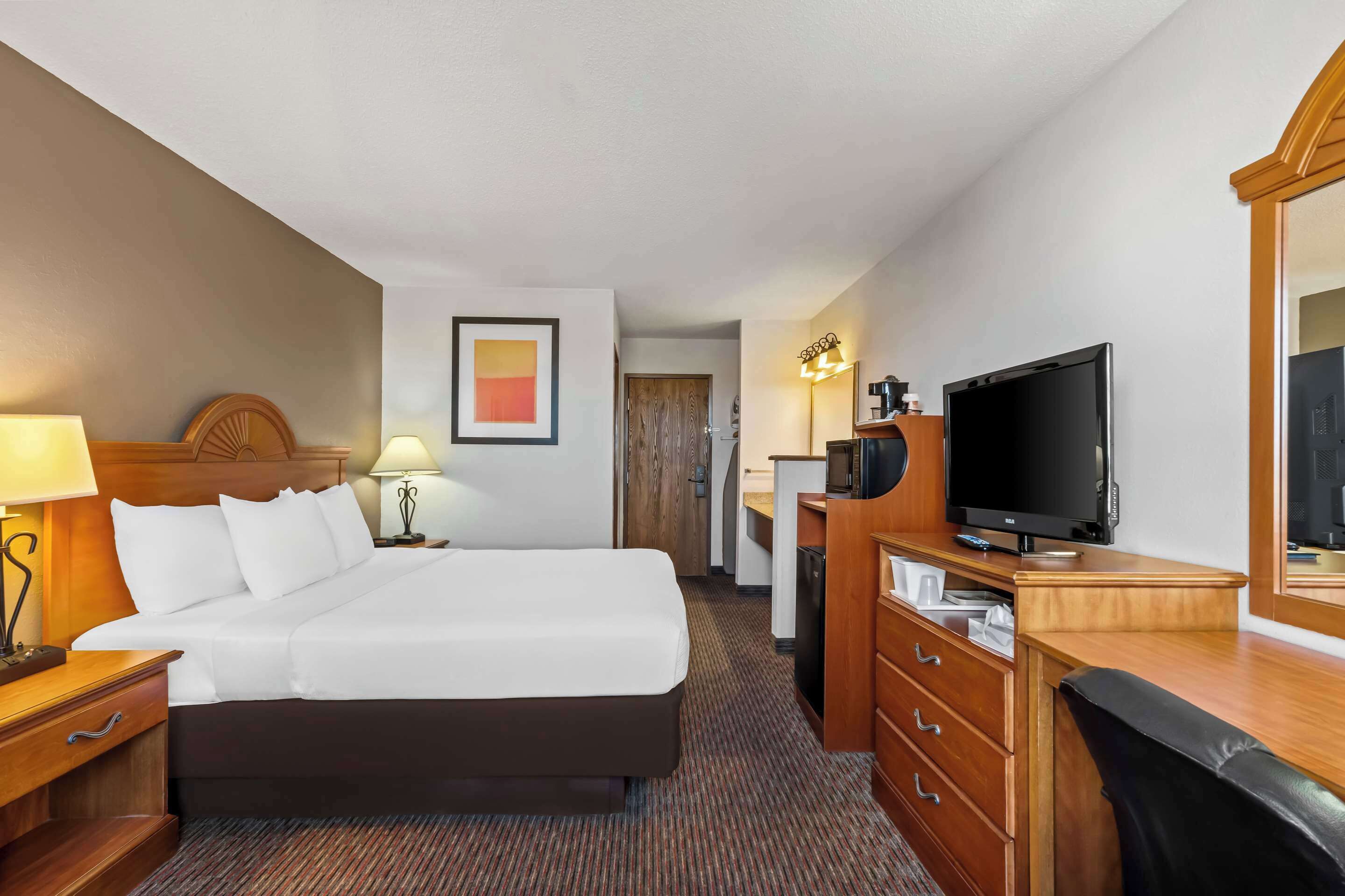 房 內夾萬、熨斗/熨衫板、免費嬰兒床、摺床/加床 (收費)