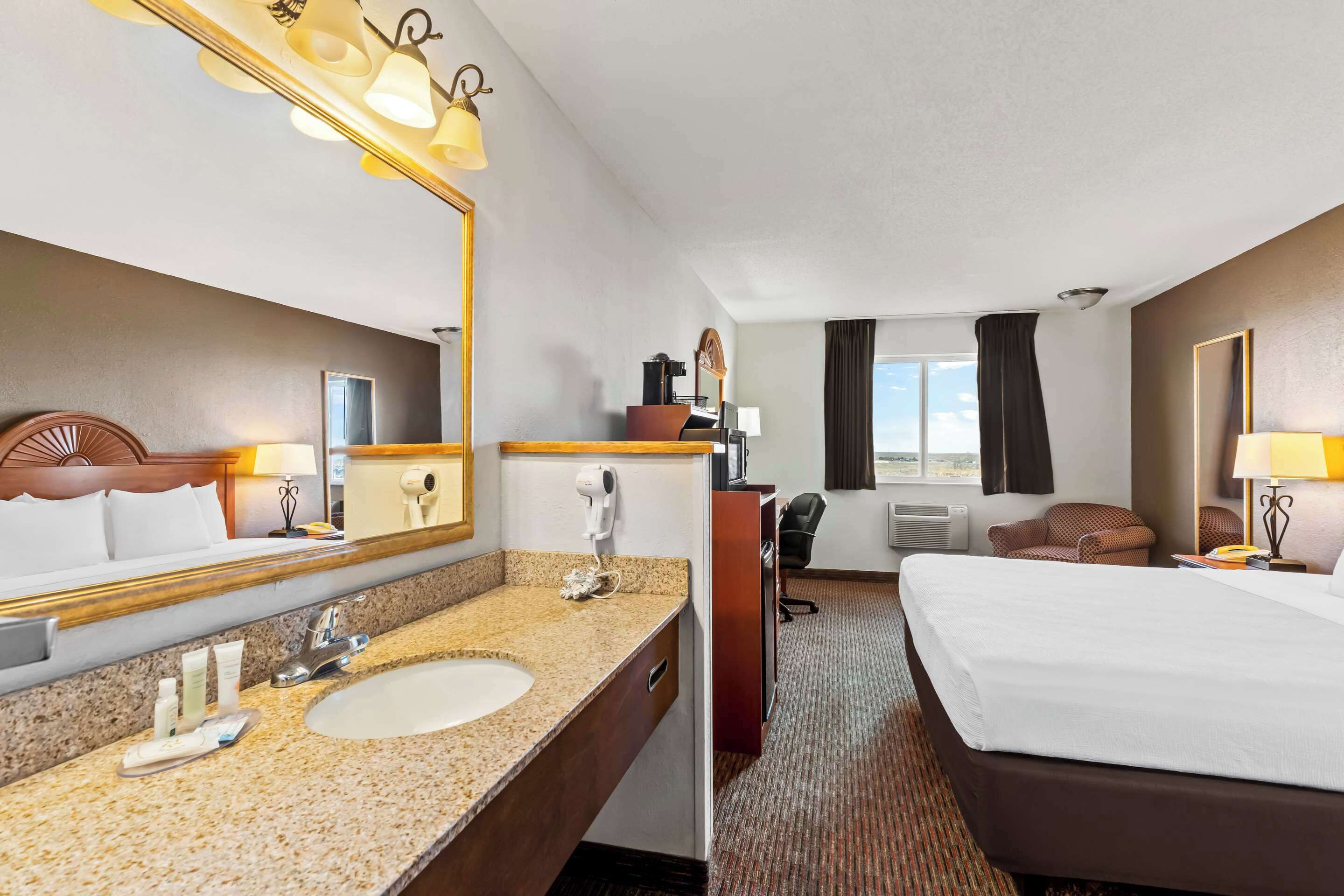 Coffres-forts dans les chambres, fer et planche à repasser