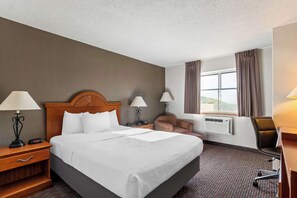 Caja de seguridad en la habitación y tabla de planchar con plancha 