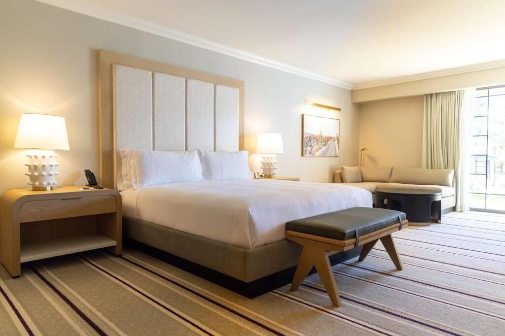 Hochwertige Bettwaren, Betten mit Memory-Foam-Matratzen, Zimmersafe