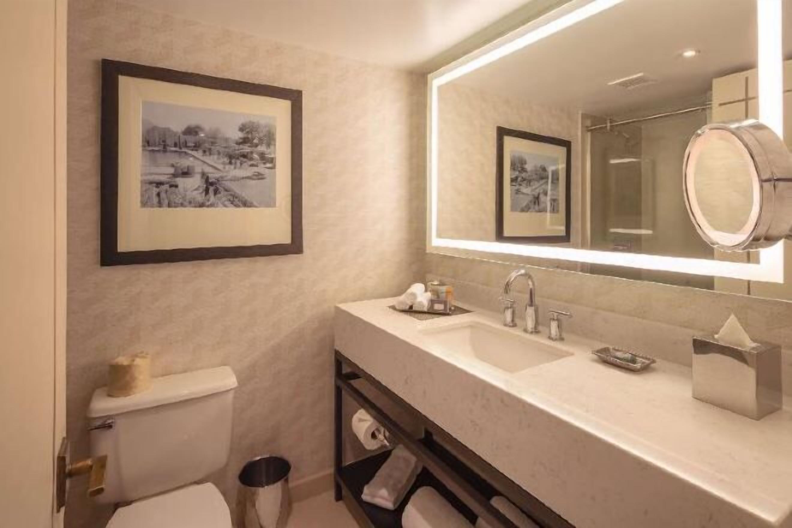 デザイナーバスアメニティ、ヘアドライヤー、バスローブ、タオル