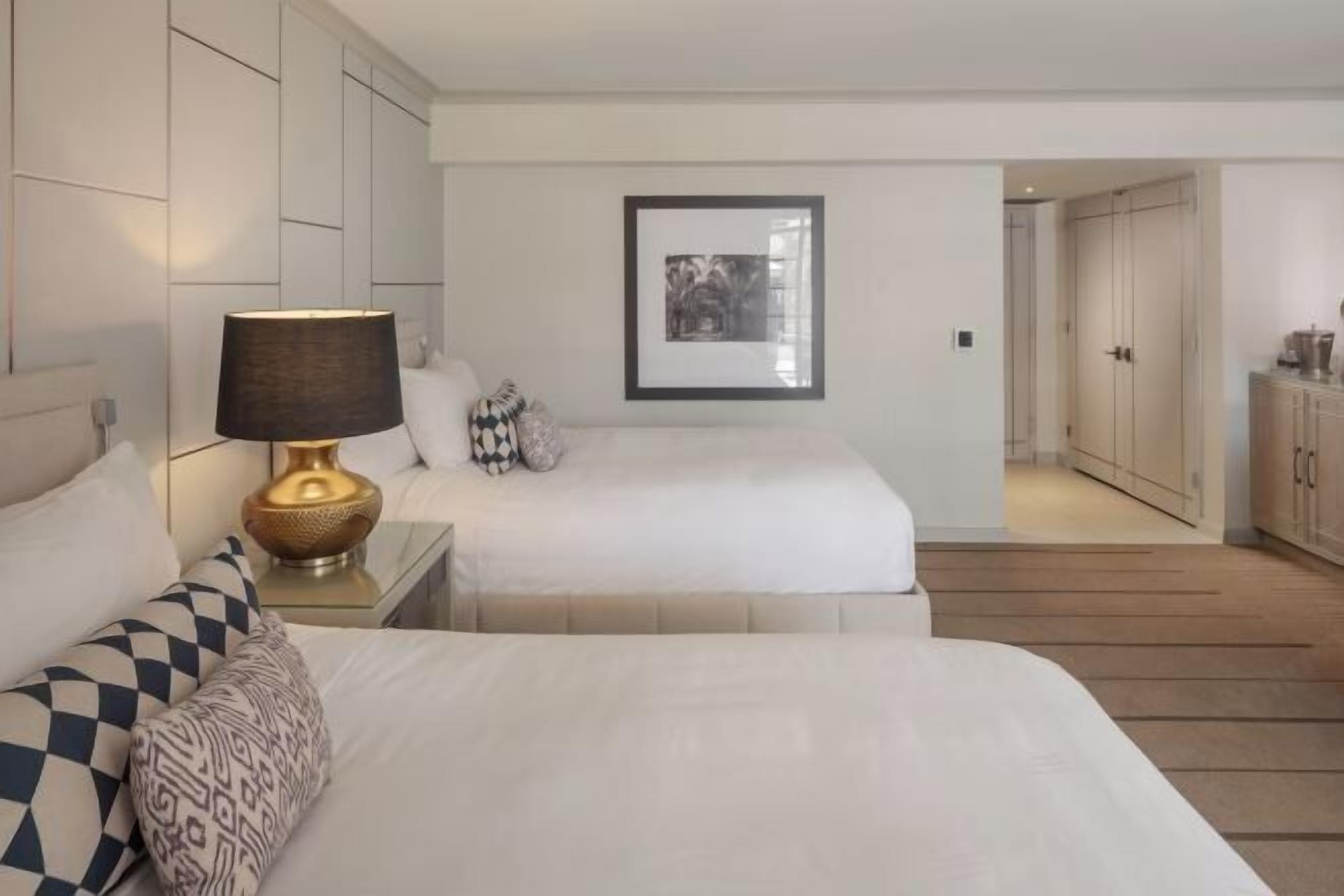 Hochwertige Bettwaren, Betten mit Memory-Foam-Matratzen, Zimmersafe