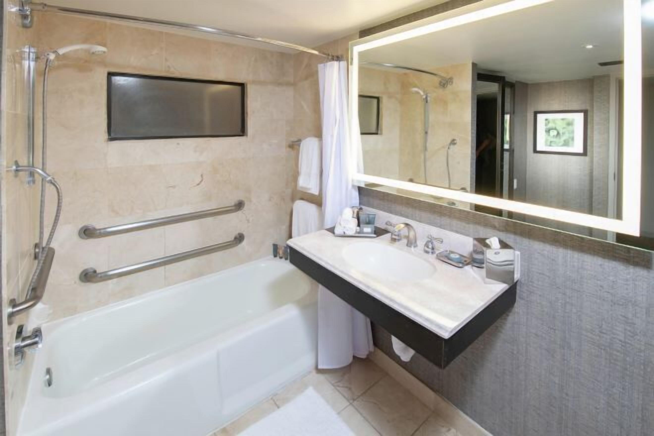 Designer-Toilettenartikel, Haartrockner, Bademäntel, Handtücher