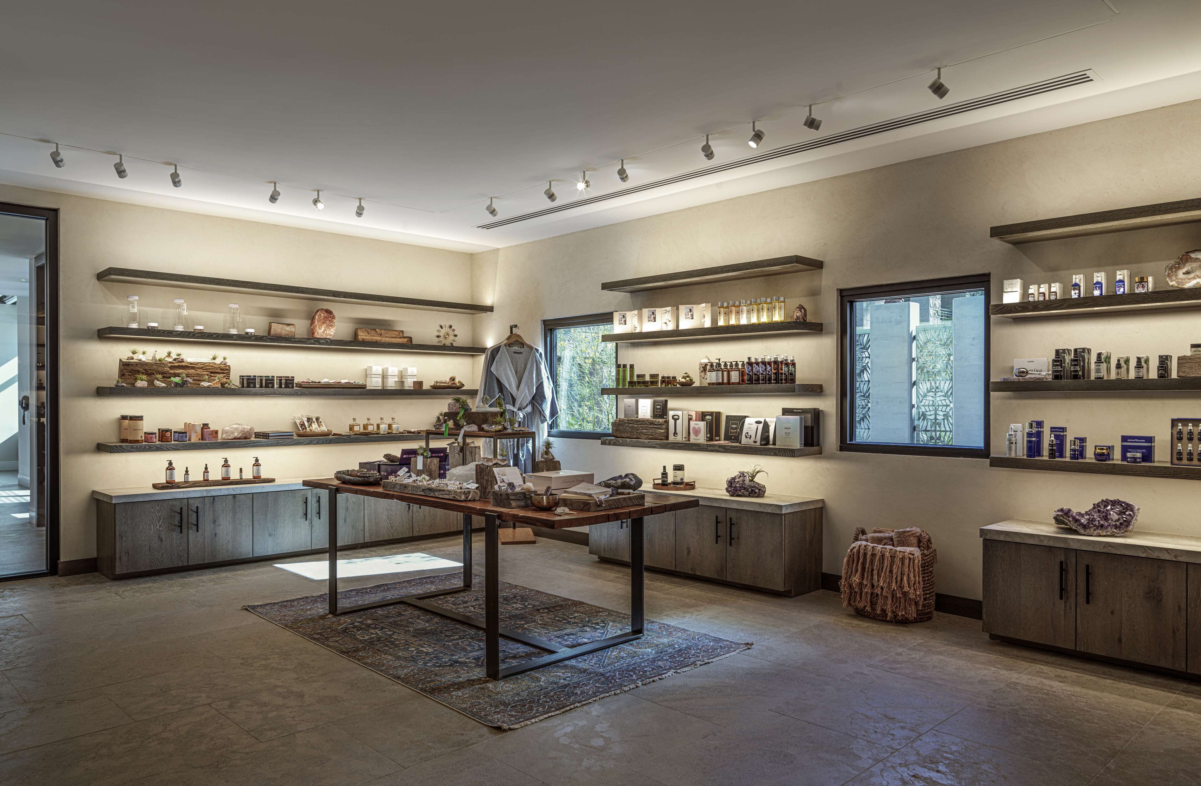 Una cocina moderna con estantes empotrados que exhiben diversos utensilios de cocina y una isla central.