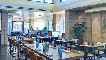 7 restaurantes; se sirven desayunos, comidas, cenas y brunch
