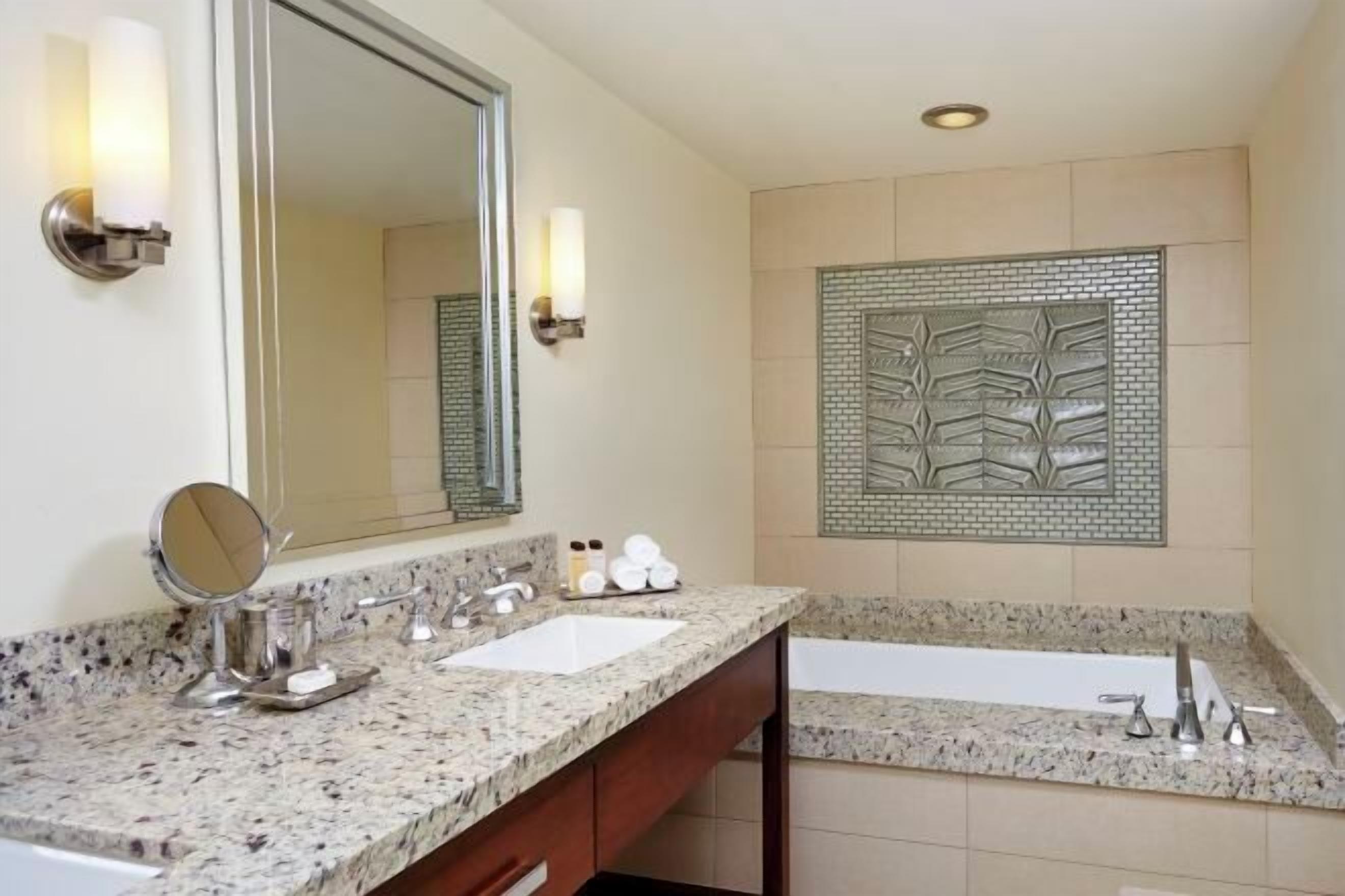 Designer-Toilettenartikel, Haartrockner, Bademäntel, Handtücher