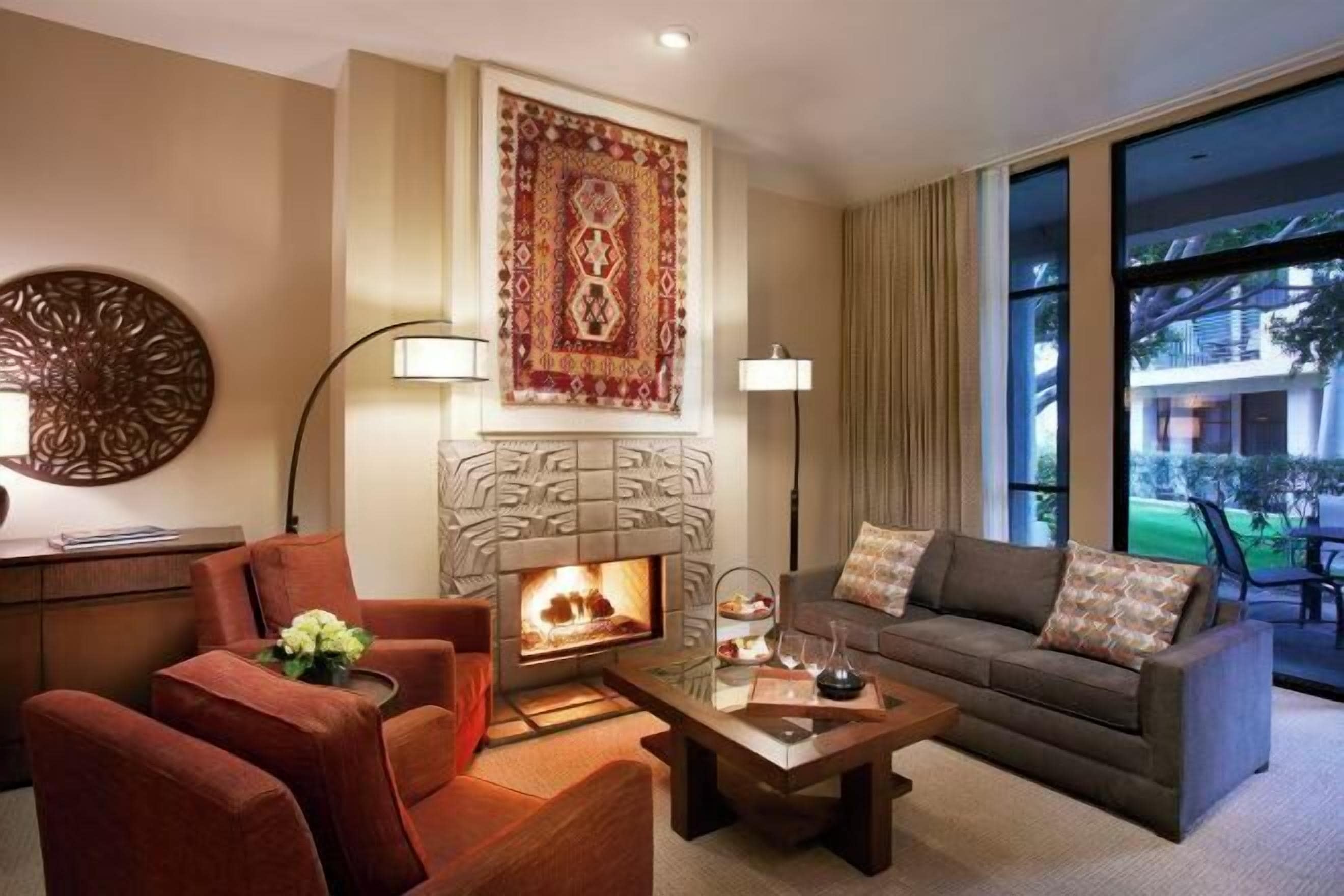 Wohnbereich | 55-Zoll-LCD-Fernseher mit Kabelempfang, Fernseher, DVD-Player