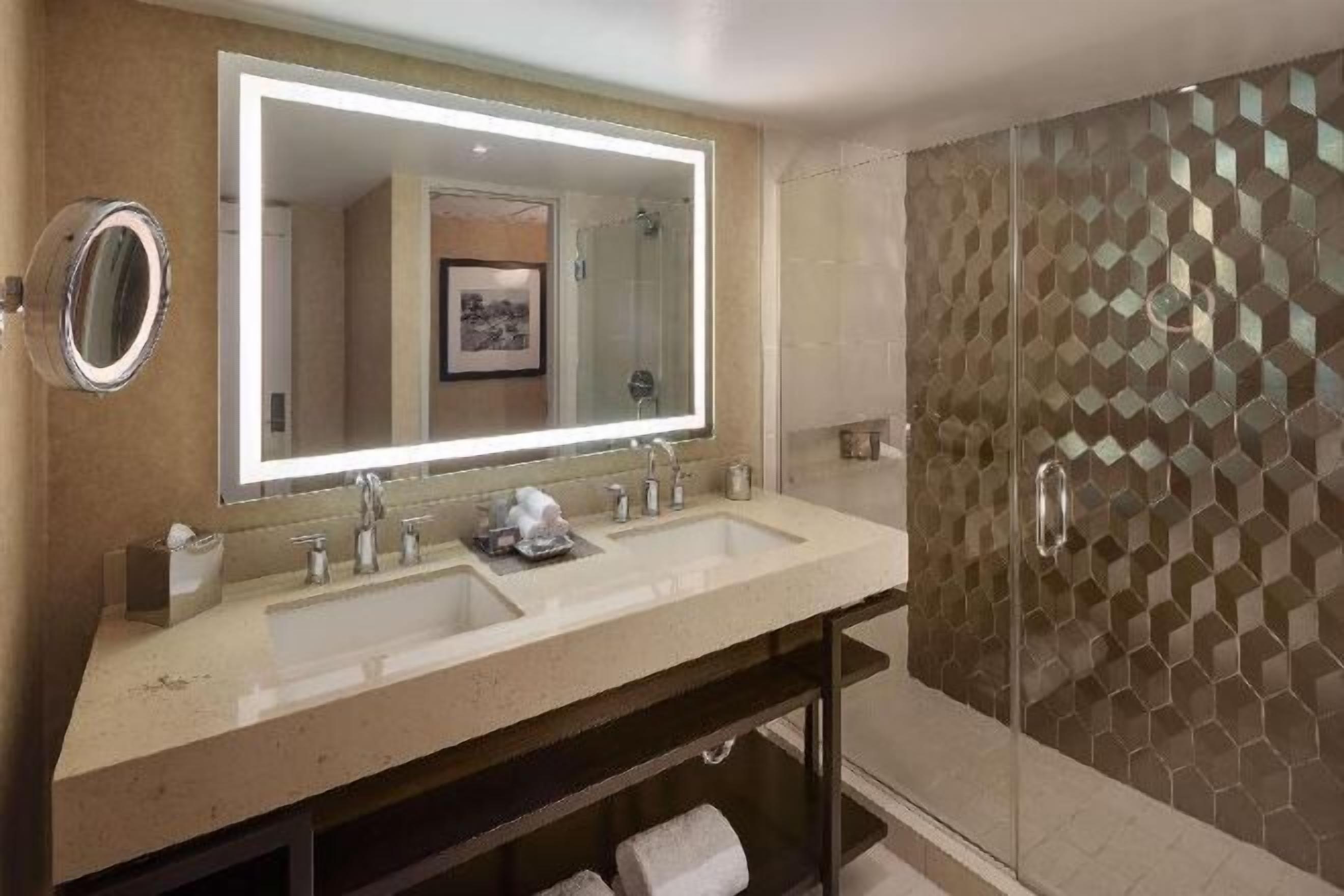 バスルーム | デザイナーバスアメニティ、ヘアドライヤー、バスローブ、タオル