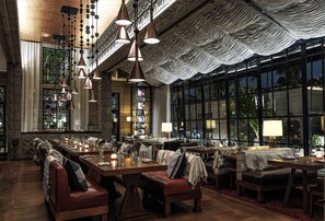 7 restaurantes; se sirve desayuno y almuerzo; cocina latinoamericana