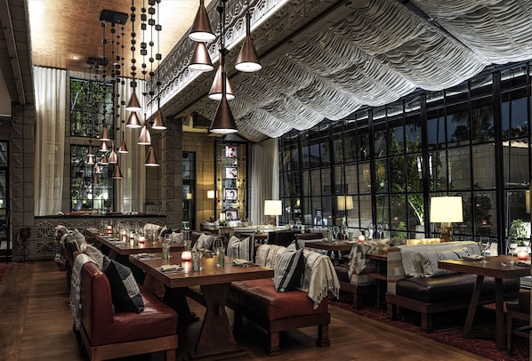 7 restaurants; breakfast, lunch, dinner, and brunch served