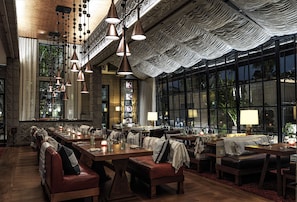 7 restaurantes; se sirve desayuno y almuerzo; cocina latinoamericana