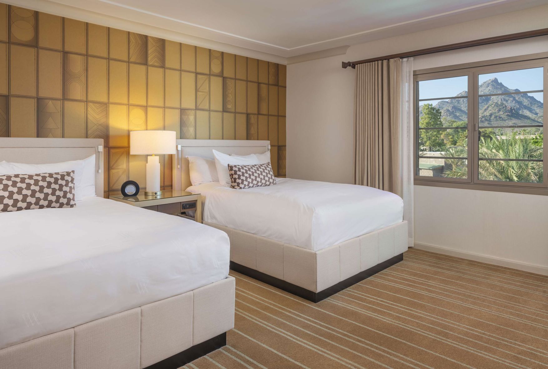 Hochwertige Bettwaren, Betten mit Memory-Foam-Matratzen, Zimmersafe