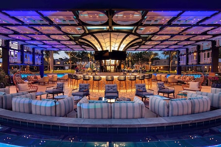 Bar de cocktails, con vista a la piscina, abre todos los días