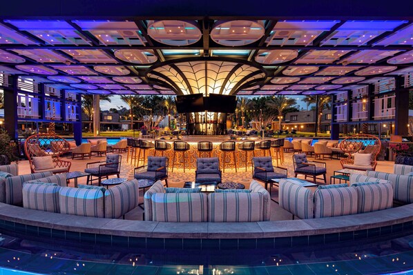 Bar de cocktails, con vista a la piscina, abre todos los días