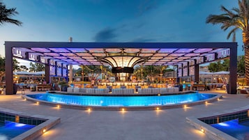 Cocktail bar, pool views, open daily