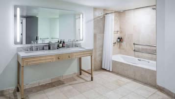 Une salle de bain moderne avec un meuble-lavabo à deux vasques, un grand miroir, une baignoire et un espace douche.