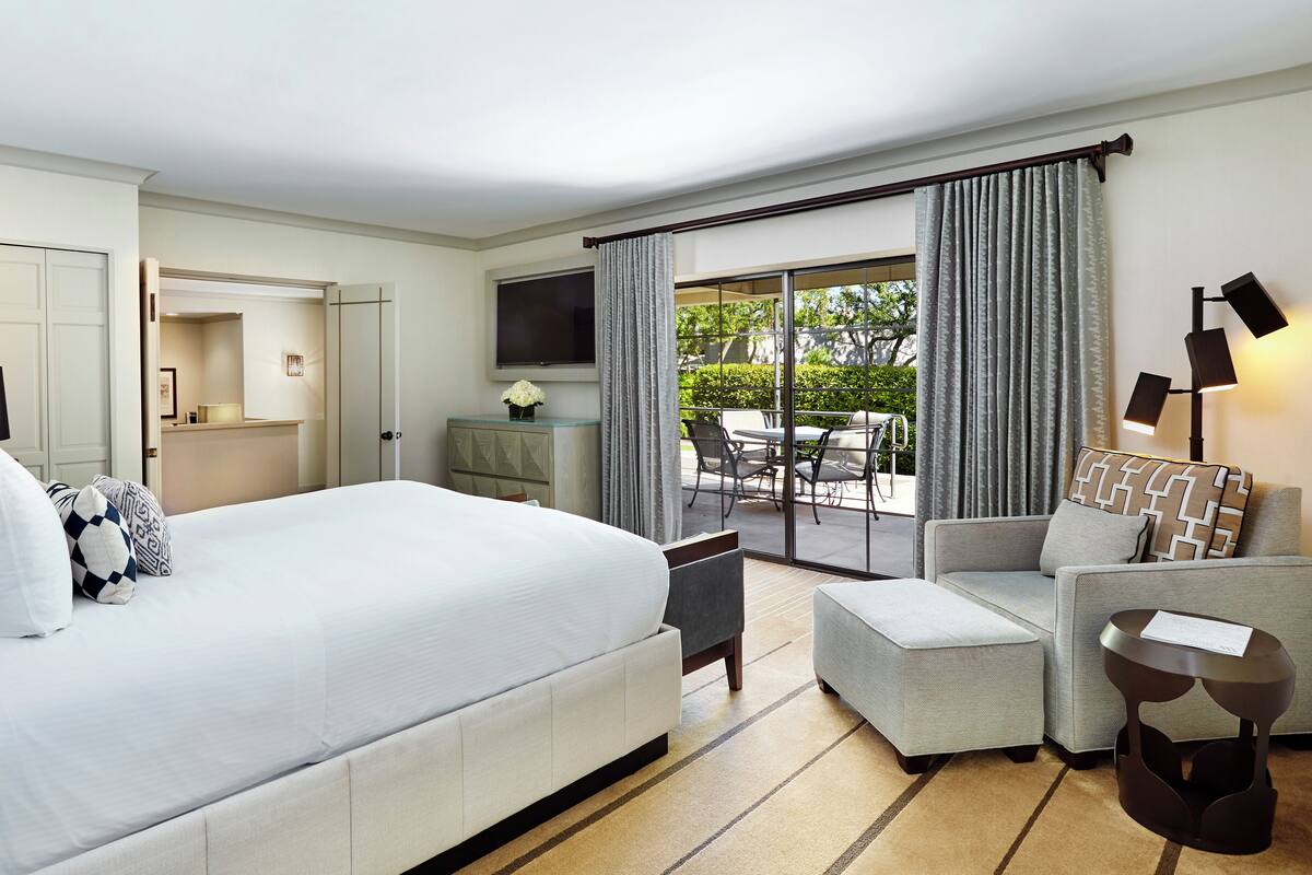 Signature Suite, 1 King Bed | Premium bedding, memory foam beds, in-room safe, desk