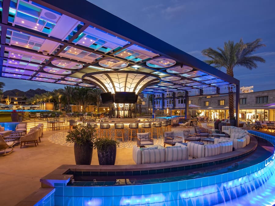 Cocktail bar, pool views, open daily