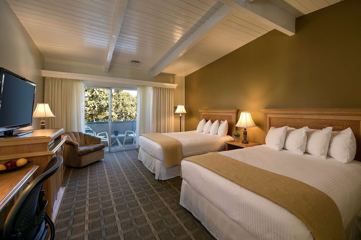 Premium bedding, in-room safe, individually decorated