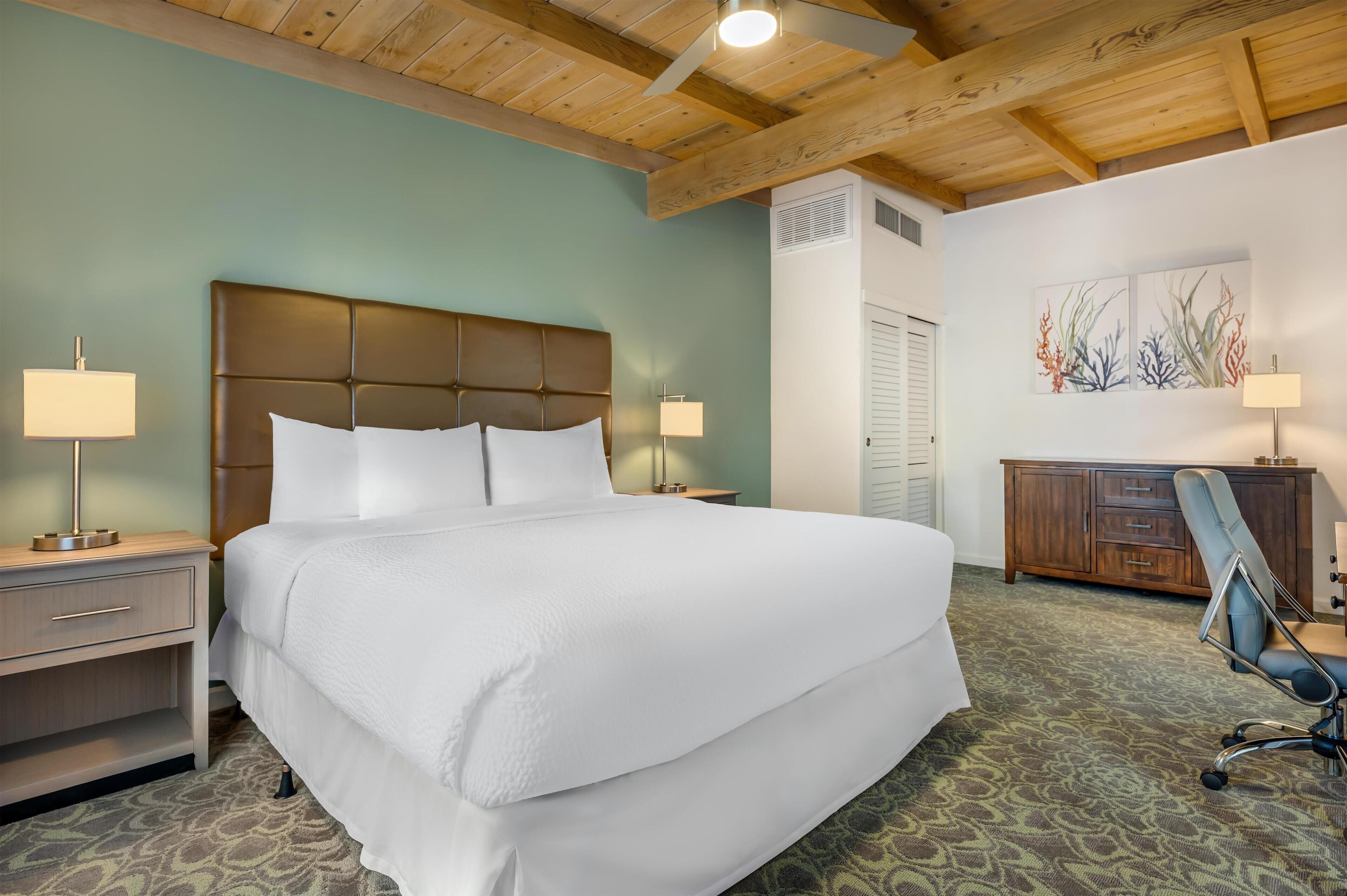 Standard Room, 1 King Bed, Non Smoking, Kitchen | Premium bedding, in-room safe, individually decorated