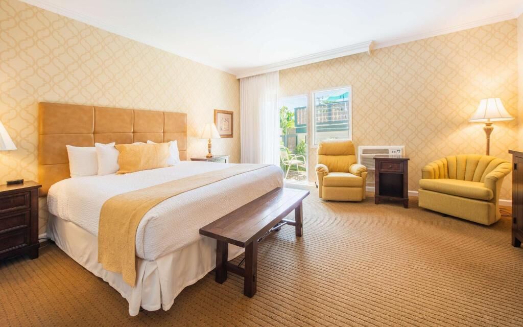 Premium bedding, in-room safe, individually decorated