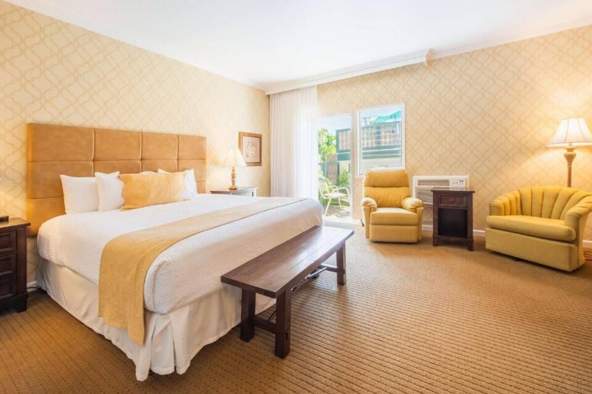 Premium bedding, in-room safe, individually decorated