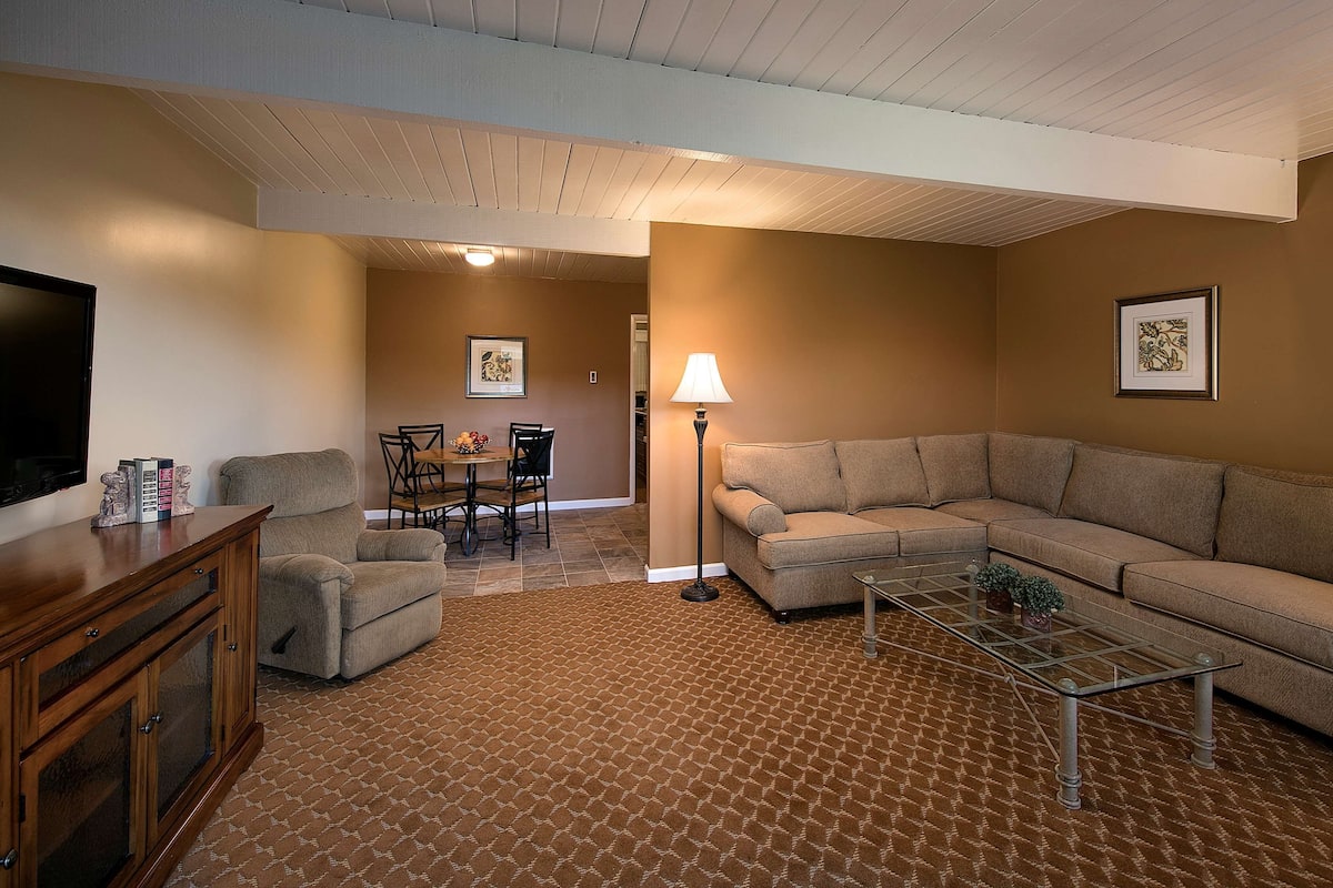 Premium bedding, in-room safe, individually decorated