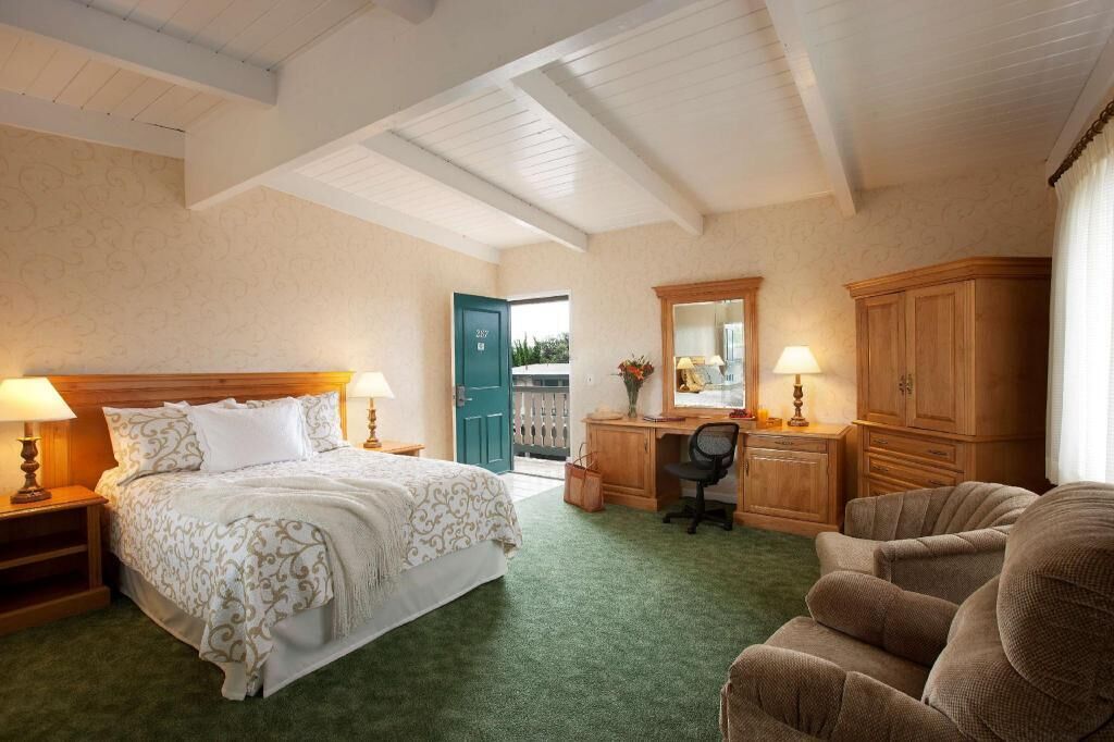 Premium bedding, in-room safe, individually decorated