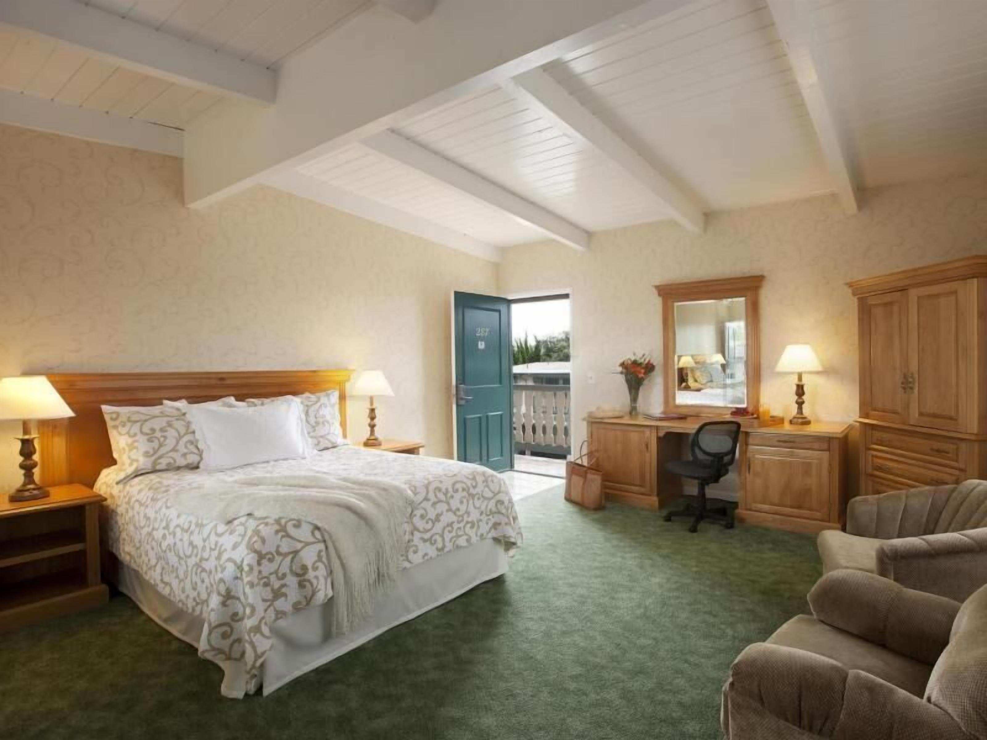 Premium bedding, in-room safe, individually decorated