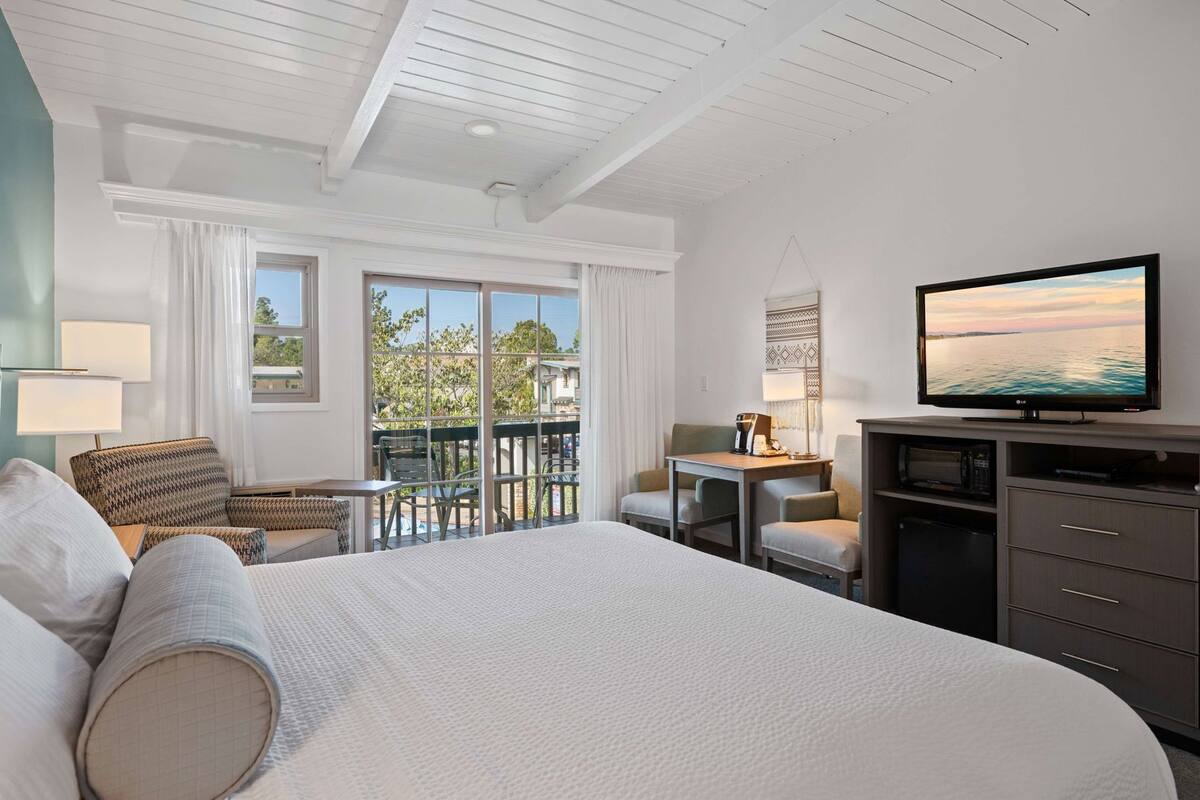 Premium bedding, in-room safe, individually decorated