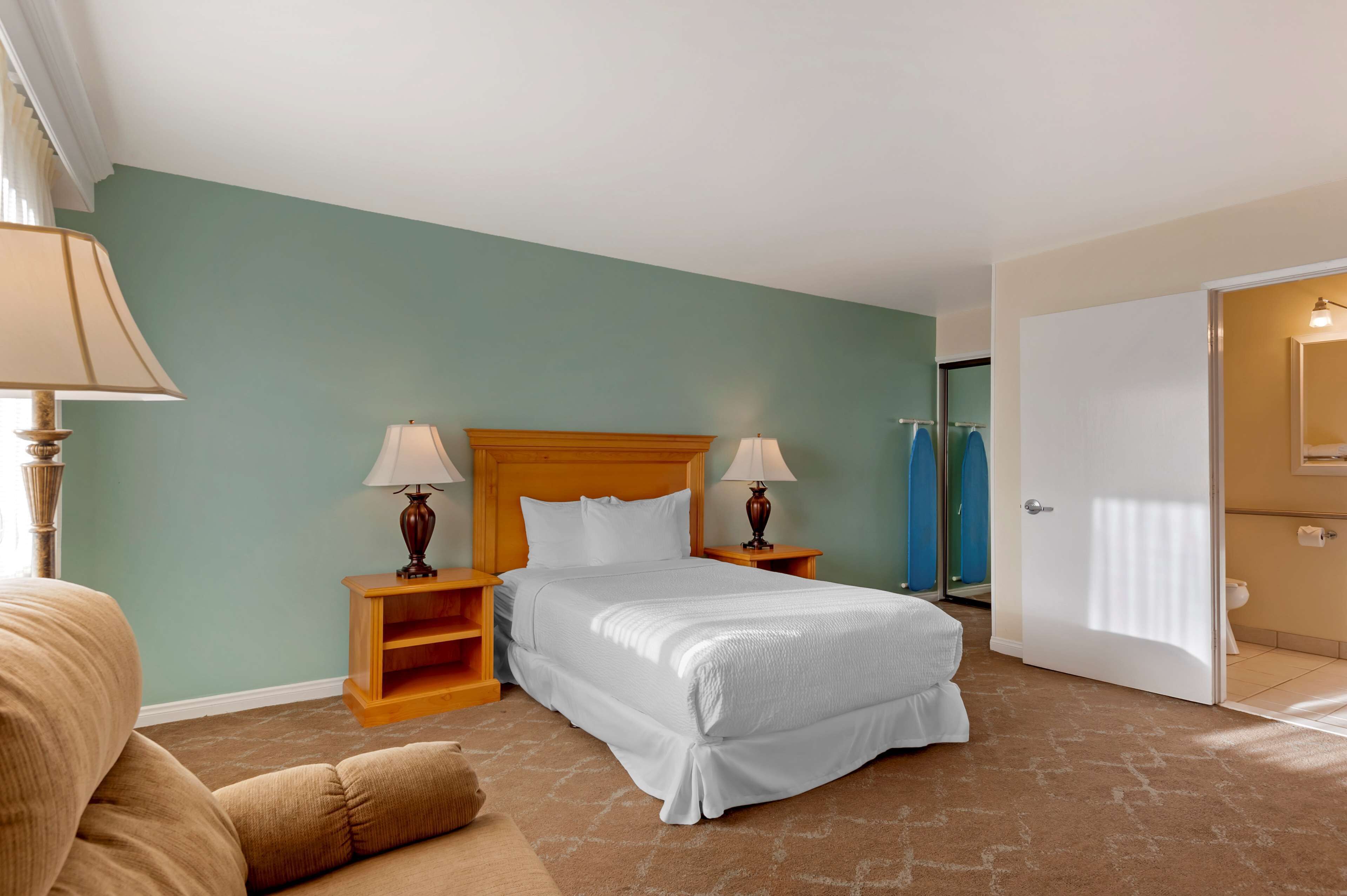 Premium bedding, in-room safe, individually decorated