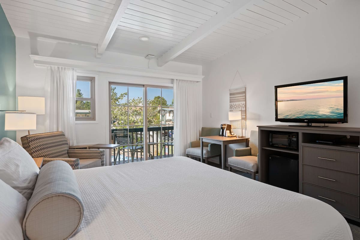 Premium bedding, in-room safe, individually decorated